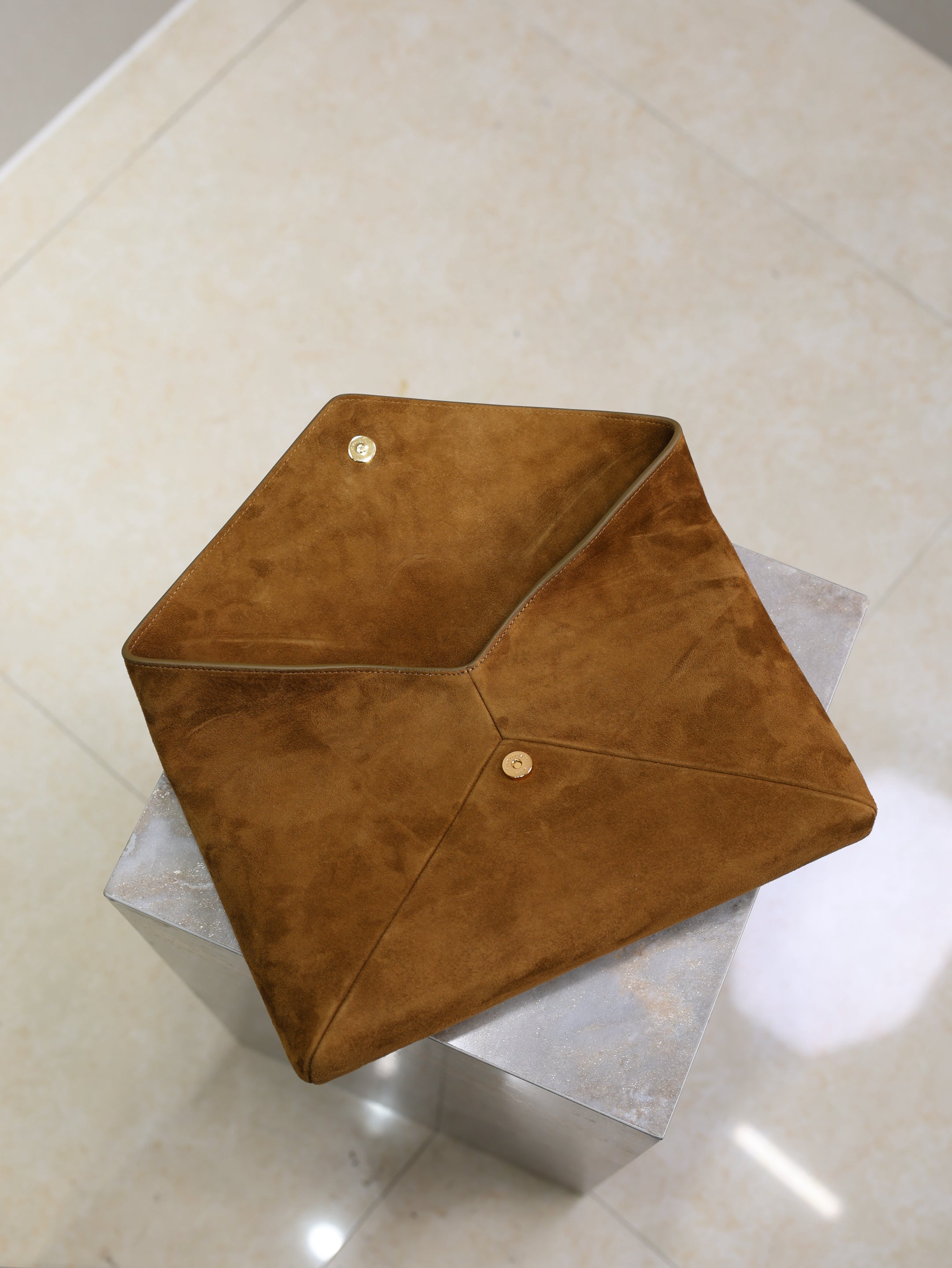 YSL 25S CASSANDRE LARGE ENVELOPE POUCH 29 IN BURNT UMBER SUEDE GOLD HARDWARE