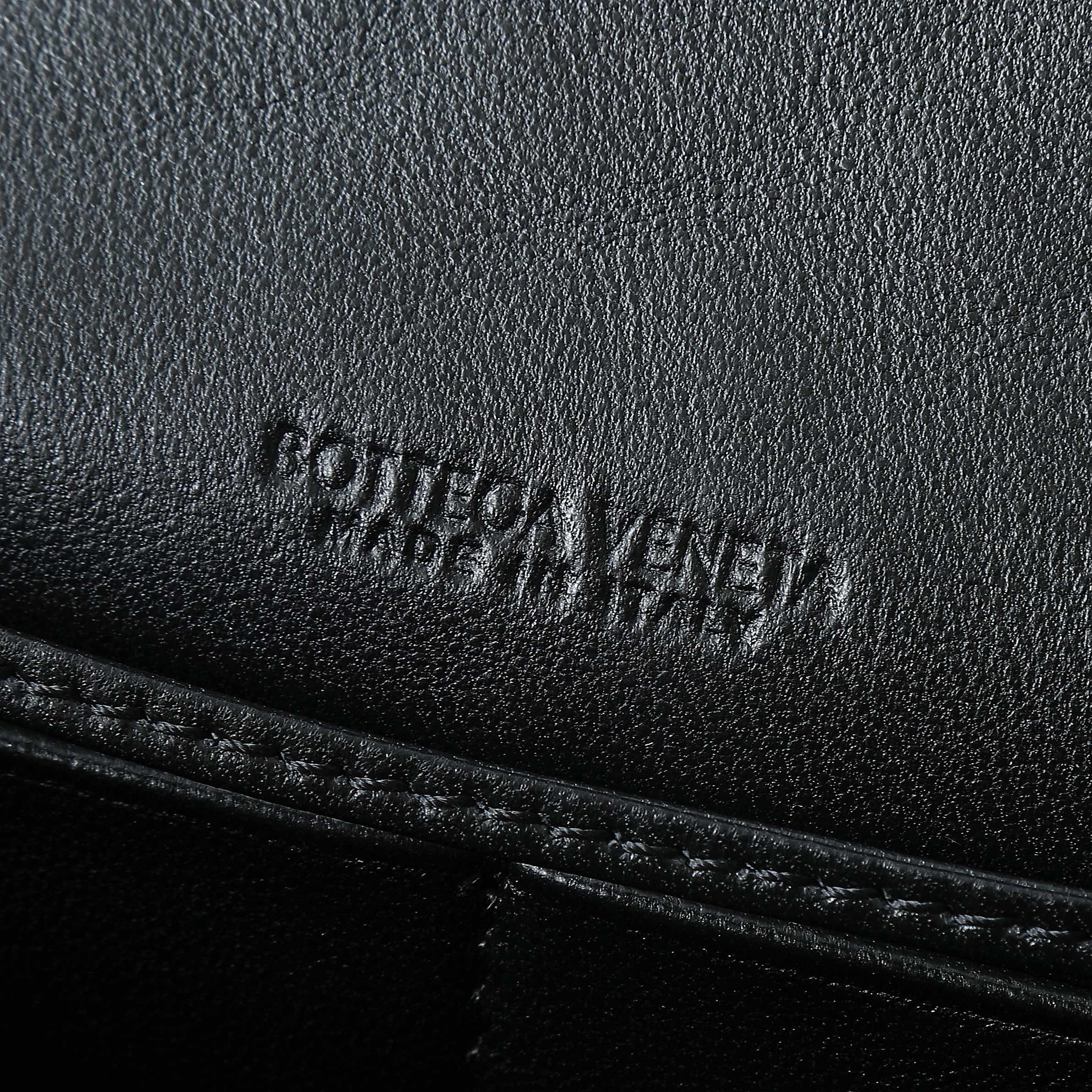 BOTTEGA VENETA 25S ANDIAMO POUCH 19 IN BLACK CALFSKIN GOLD HARDWARE