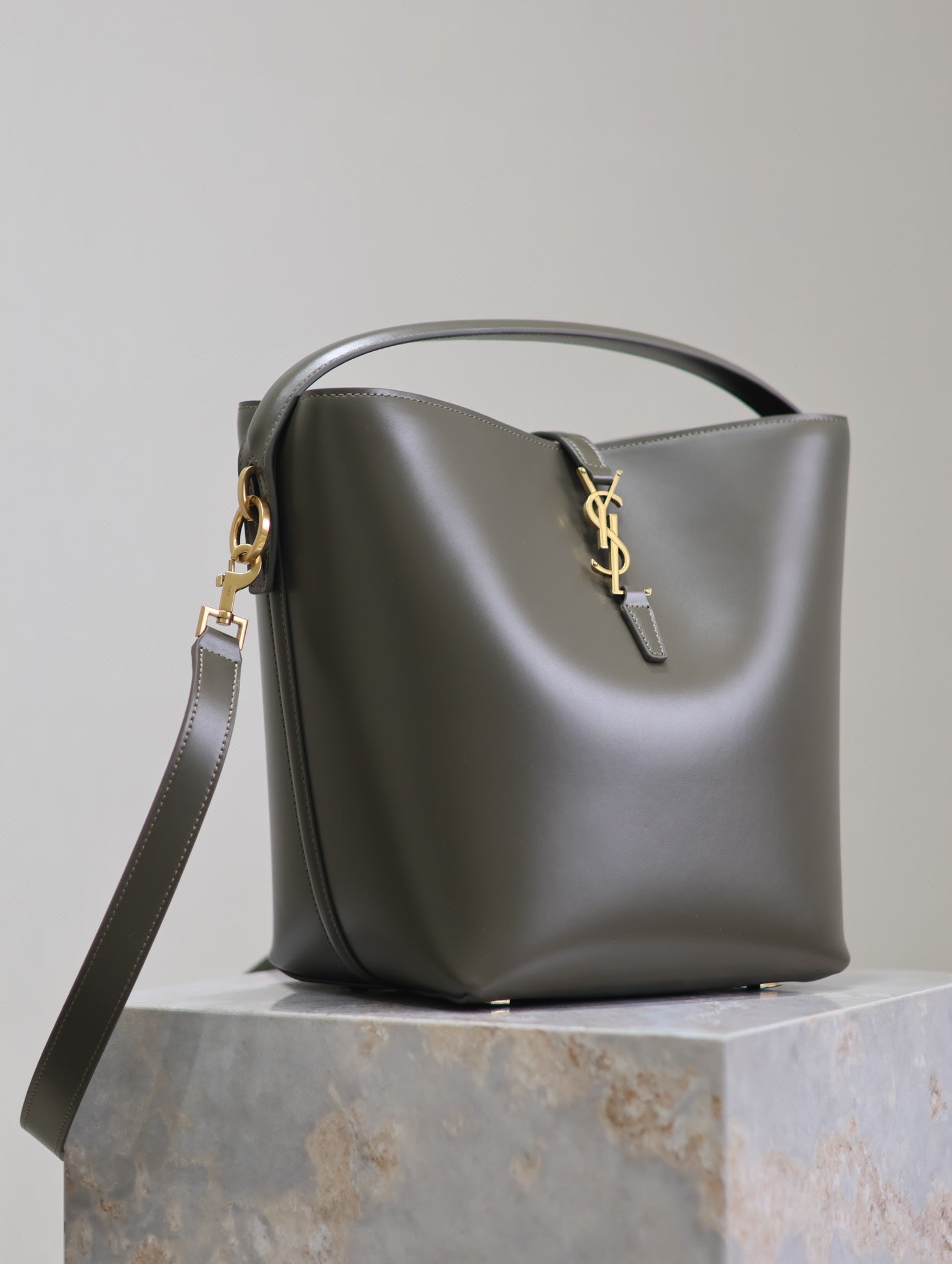 YSL 25S LE 5 À 7 BUCKET 26 IN DARK OLIVE CALFSKIN GOLD HARDWARE