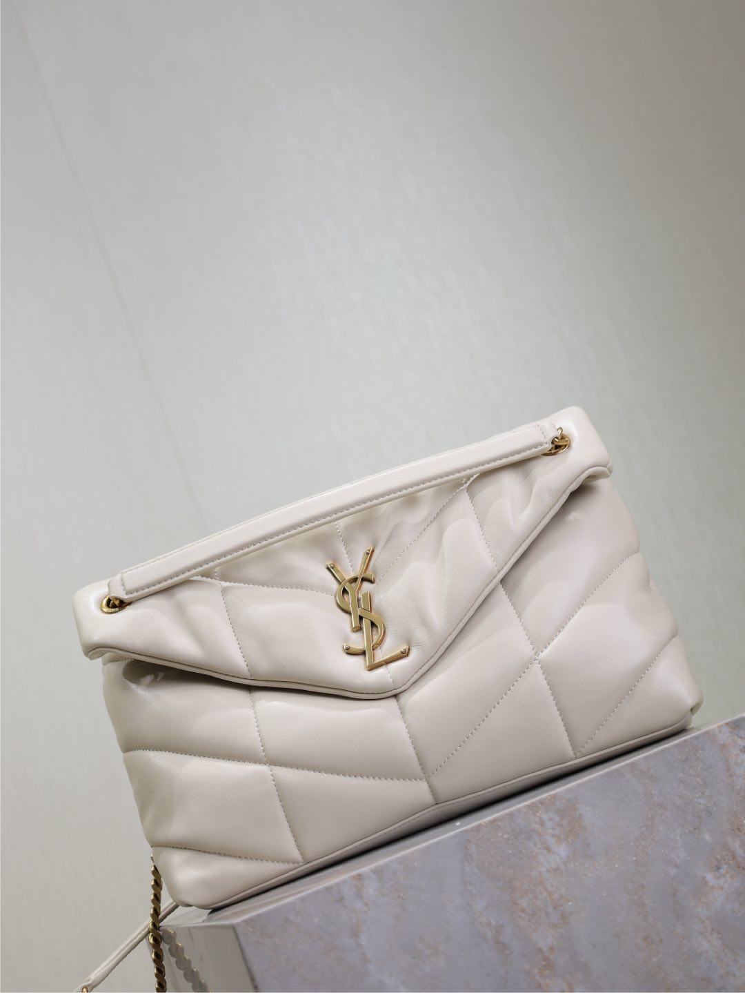 YSL 25S LOULOU PUFFER GM 35 IN BLANC VINTAGE CALFSKIN GOLD HARDWARE